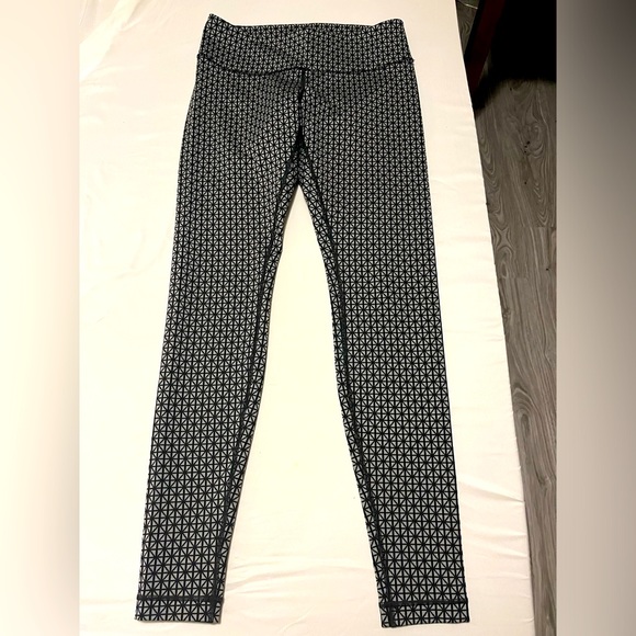 Size 6 US LuluLemon leggings, black and silver, low rise, heavier weight fabric - Picture 1 of 4